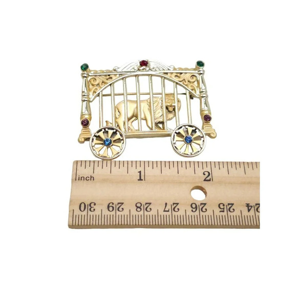 AJC Rhinestones Lion in Circus Wagon Cage Brooch Pin Gold Tone Vintage - Picture 5 of 6